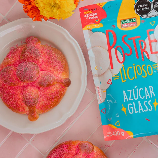 Pan de muerto con azúcar rosa