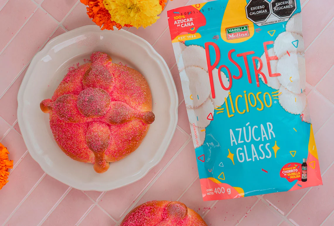 Pan de muerto con azúcar rosa