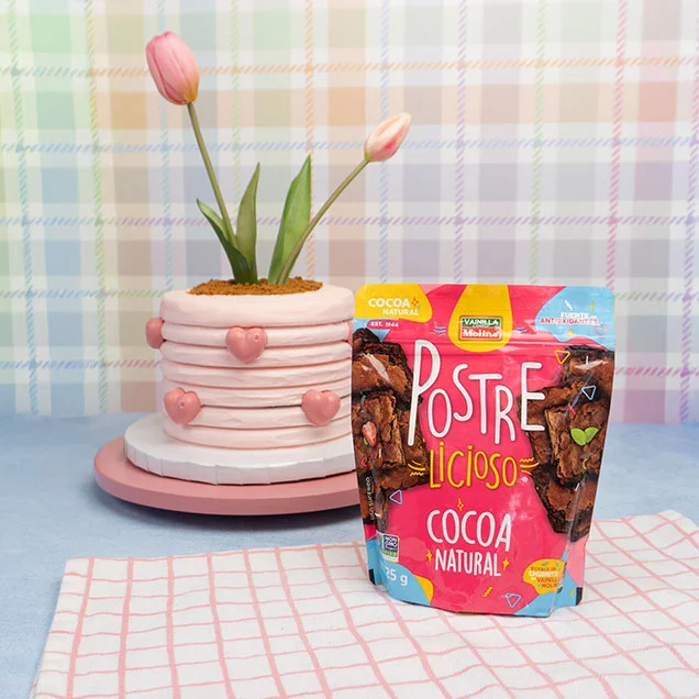 Pastel de chocolate decorado con tulipanes naturales