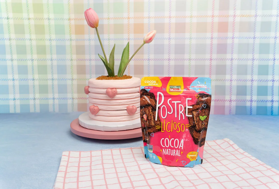 Pastel de chocolate decorado con tulipanes naturales