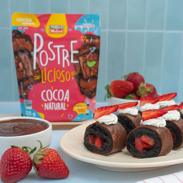 Sushi de chocolate con relleno de fresa y galletas