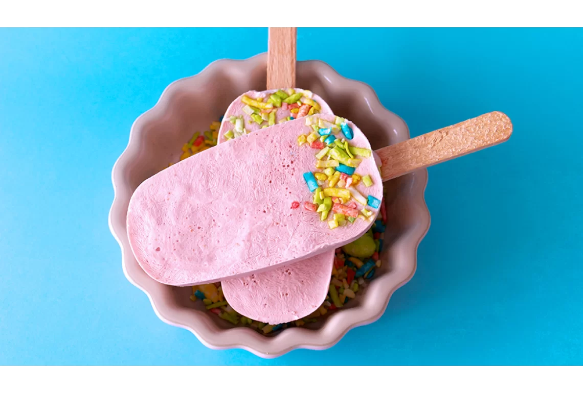 PALETAS DE FRESA Y CONFETI DE COCO